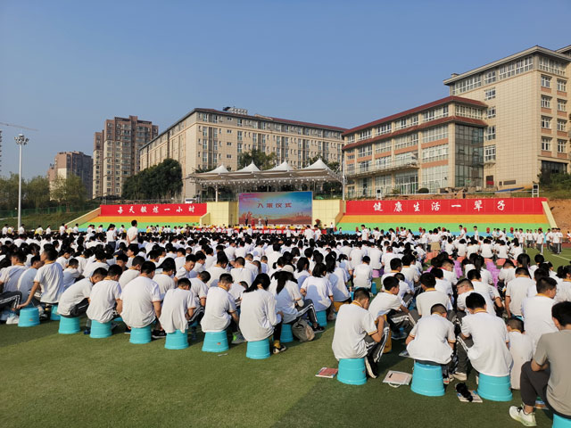 學(xué)校體育場(chǎng)戶外LED顯示屏如何選擇及安裝注意事項(xiàng) 鷹皇科技舞臺(tái)音視頻一站式服務(wù)商
