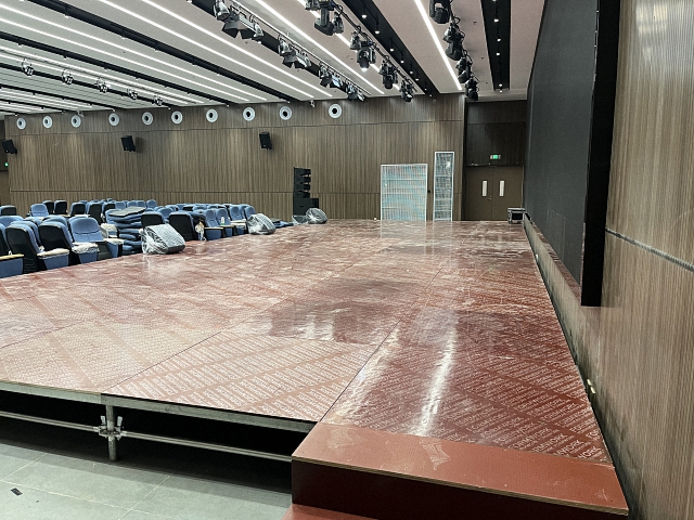 四川吉利學院報告廳舞臺燈光、音響、LED顯示屏工程項目竣工，鷹皇科技為您精彩呈現(xiàn)