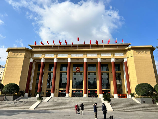 堅(jiān)守崗位，為大會(huì)保駕護(hù)航——成都鷹皇燈光、音響技術(shù)服務(wù)團(tuán)隊(duì)為市人大會(huì)議提供技術(shù)保障